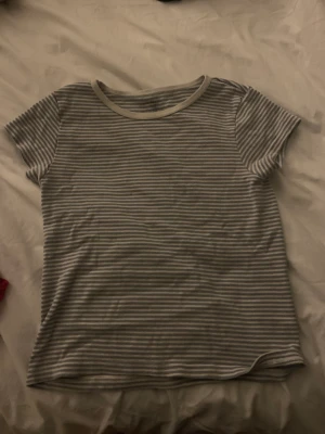 Randigt brandy Melville t-shirt - Gulligt randig t-short från brandy Melville säljer för den inte kommer till användning 