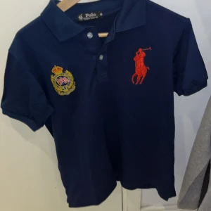 Polo Ralph Lauren Piké  - Säljer min Polo Ralph Lauren Piké!  Storleken är medium och har använts ett fåtal gånger. Väldigt bra skick.   Hör av dig om mer info eller bilder!