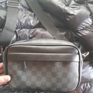 Axelväska - En fin lv väska som passar bra till dom flesta outfits!