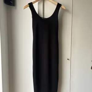 tajt svart klänning med slits 