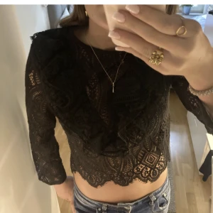 Zara spetstopp  - Säljer nu min spetstopp från zara som jag använt väldigt lite! Får helt enkelt inte användning för den därav säljer jag den. Perfekt som blus för middagar eller fester👙⭐️ bilderna är lånade