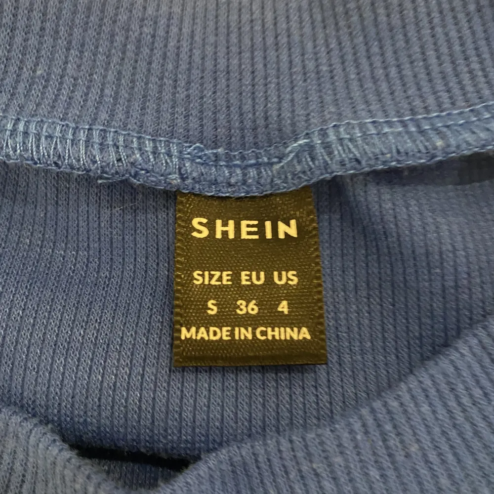 Fin blå topp på shein, köpt ganska billig ungefär 60 spånn, säljer för 20kr, storlek S, inga skador ele fläckar 🦋. T-shirts.