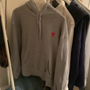 Ami Paris hoodie - Säljer min Ami Paris hoodie pga ingen användning. Skick 9,5/10 användt den ett fåtal gånger men inga som helst deffekter. Pris går att diskuteras