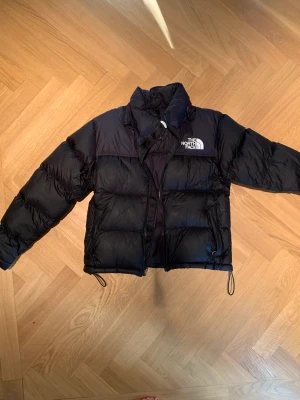 North face Jacka - Säljer nu min North Face jacka då den inte längre passar. Bara använd förra vintern och i bra skick. Köptes för ca. 4000kr. Om flera är intresserad kan det bli budgivning. Skriv för fler bilder. 
