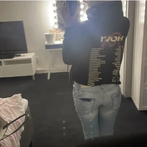 Hov1 merch  - Superfin hoodie köpt på hov1 konsert i huskvarna i somras för 600. Endast använd 1 gång så superbra skick!!❣️❣️🥰