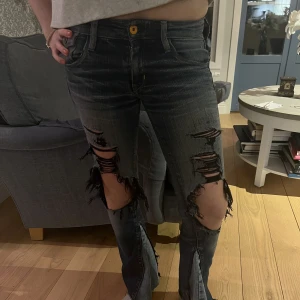 Sjukt coola jeans - Nu säljer jag mina absolut favo jeans❣️ (Jag brukar ha runt 26i jeans) Kontakta om du har npn frpga🧚🏼‍♀️