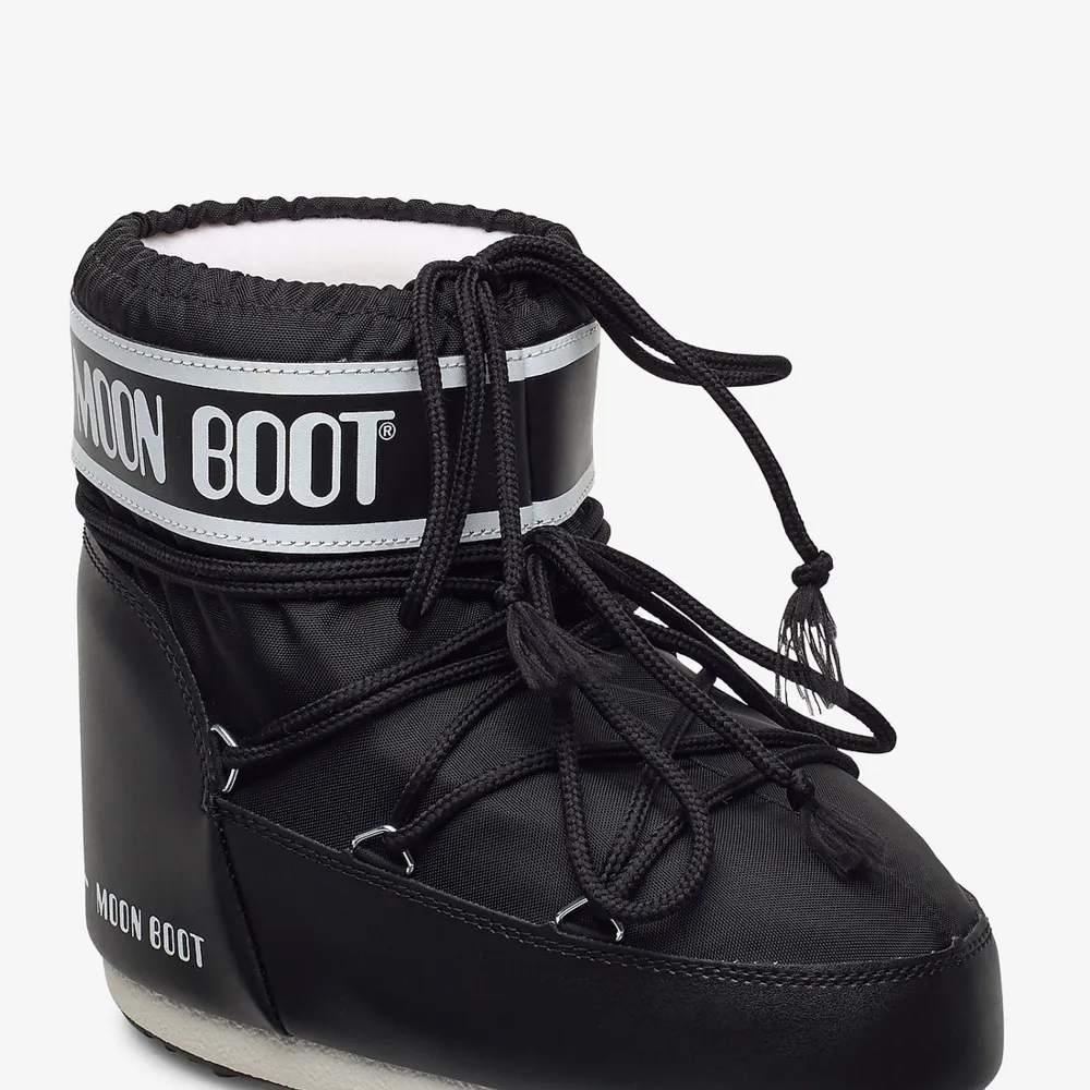 Säljer mina svarta moon boots i strl 36/38. Använda en vinter men inte slitna och i bra skick. Skriv om intresserade eller fler bilder.. Skor.