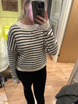 Stickad tröja  - Randig stickad tröja från nakd, storlek M men passar xs-s