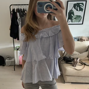 Zara topp - Säljer min jätte söta zara topp. Lappen är avklipt så jag vet inte exakta storleken men passar XS, S, M. Jag är ca 165 cm och bär S. Hör av dig om du vill ha fler bilder eller annan info! TRYCK INTE PÅ KÖP NU 