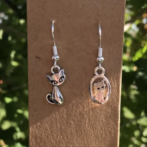 Örhängen  - Jättesnygga katt örhängen av tibetanskt silver och sterling silverkrokar. Perfekta till Halloween 🎃 👻Nytt, oanvänt och handgjort.kontakta gärna vid frågor☺️🌺🌸