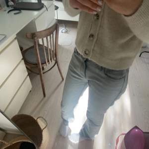 Ljusgrå jeans från Ginayoung. Köpta för 400kr från nån collection. Byxorna är i bra skick och har inga defekter. Kom privat för fler bilder. Pris kan diskuteras❤️