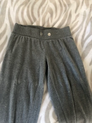 Grå mjukisbyxor - Hela men vita målarfläckqr på de