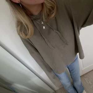 Kashmir hoodie  - Så fin stickad hoodie från h&m i kashmir🥰 nypris var omkring 1300kr och den är sparsamt använd 