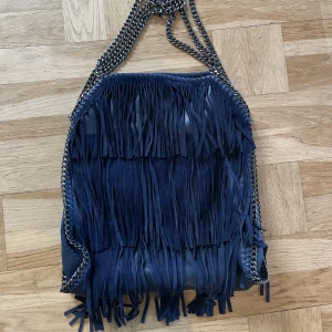 Marinblå väska med fransar - En marin blå väska med fransar 😍 Den har lite röda fläckar i väskan men inget som syns utanpå eller påverkar väskans syfte i sig. 
