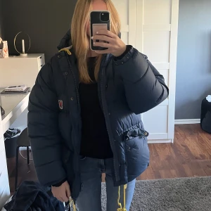 Fjällräven jacka - Byte av denna mörkblåa fjällräven jackan i storlek xxs mot en svart i xs❤️ kan tänka mig att sälja den runt 3000kr❤️