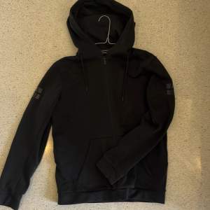 Säljer min Sail Racing hoodie storlek medium. Färgen är svart. Köpt och använt fåtal gånger. Säljer då den har blivit för stor. Väldigt fint skick!  Skriv gärna för mer info och bilder!