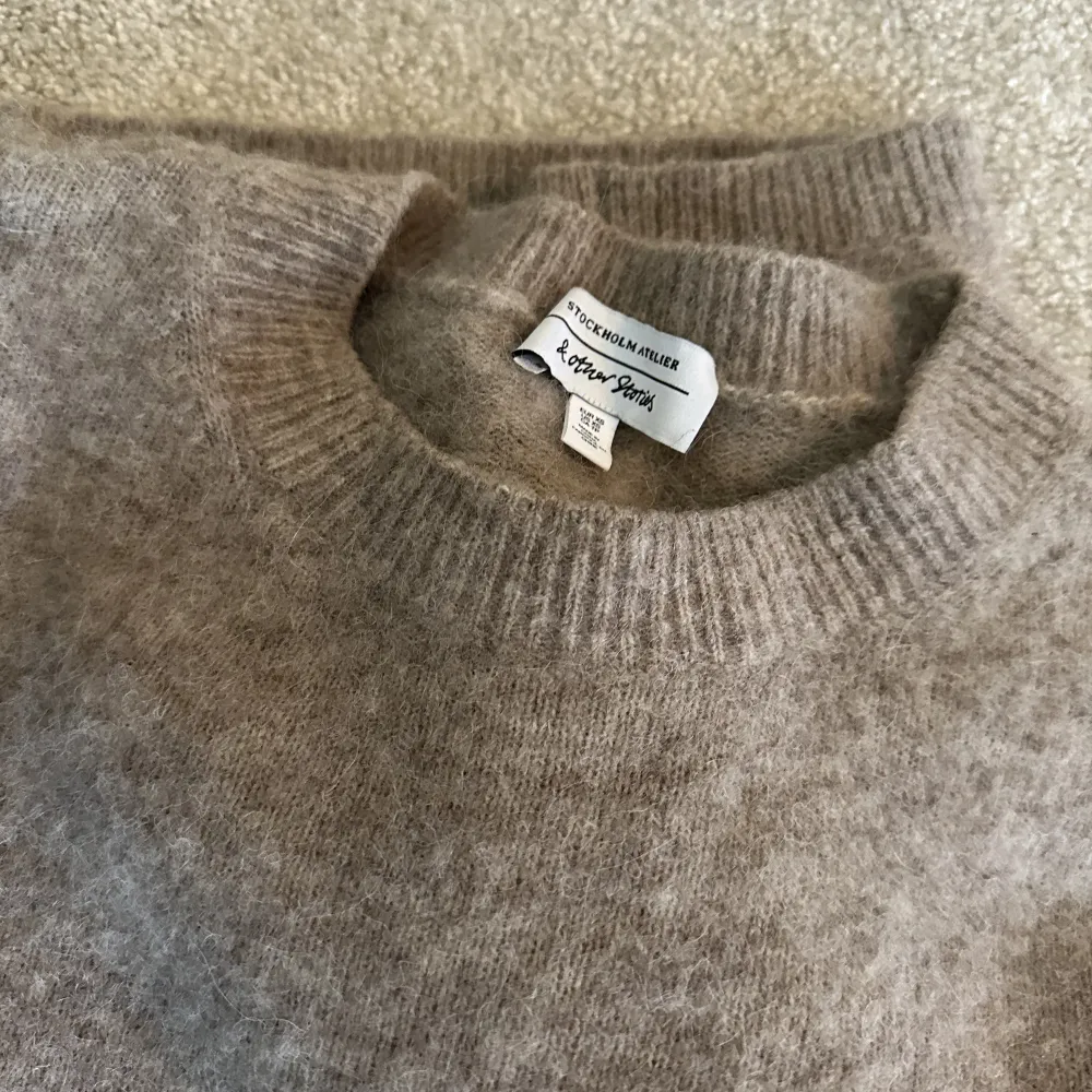 Beige stickad tröja i alpacka och ull från &other stories. Storlek xs men passar xs-m då den är stor i storleken. Knappt använd, inga defekter. Liknar den populära tröjan från Arktet väldigt mycket. Nypris 899kr💗. Stickat.