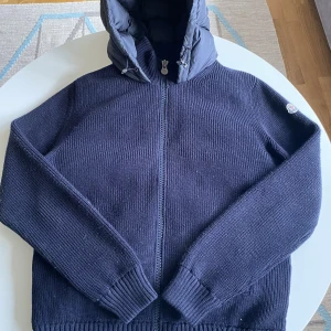 Moncler Cardigan - Hej, säljer nu denna cardigan då jag tröttnat på den och är sugen på nytt.  Cond: 8/10 Storlek L men passar även M 
