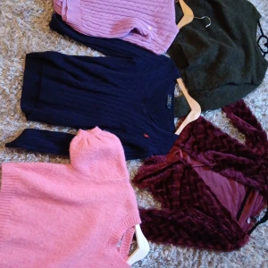 Tröjor - Säljer 5 st tröjor (man kan köpa en såklart) Den gröna är gjord på bra grejer och fint märke. Så 200 för den, kostar 900 kr ny typ. Lila tröjan 200 (den blåa är såld) Zara 150 ksk kostar 400 ny. Röda för 100. Pris kan diskuteras!