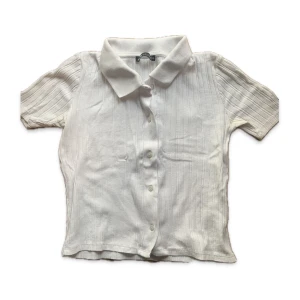 Vit topp med krage och knappar  - Så söt topp med krage och knappar från zara. Knappt använd. 