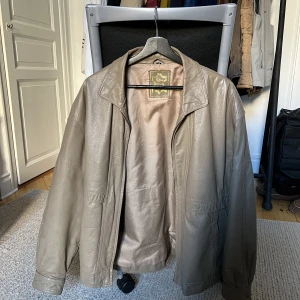 Vintage Leatherjacket - 100% läder, size 29 och sitter som en stor L. Bra skick utöver att ena innerfickan har ett hål.
