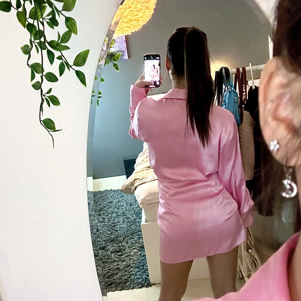 Superfin rosa klänning i satin från Zara! Använd ett par gånger och har därmed råkat dra upp några trådar, vilket ni ser på bild 3. Dom syns knappt när man bär klänningen och är fortfarande i toppen skick! 💕 Nypris: 399kr Mitt pris: 250kr. Klänningar.