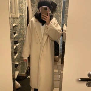 Beige kappa - En beige kappa från HM. Köpte den för ca 2 år sedan men har aldrig använt. Nyskick. Nypris 700kr. 