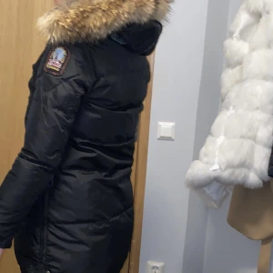 Parajumpers jacka  - Säljer min pjs, den är använd men i fint skick, finns inga defekter eller skador. Osäker på om den är äkta, därav priset