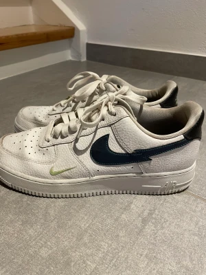 Air force 1 - Vita air force 1, sömmen har släppt på ena skon, därav pris.