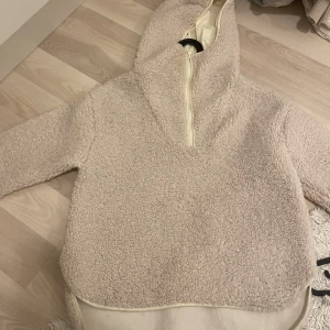 Teddyjacka - Fin teddyjacka, har en liknande så denna kommer tyvärr inte till användning. Storlek XXS men är oversized 