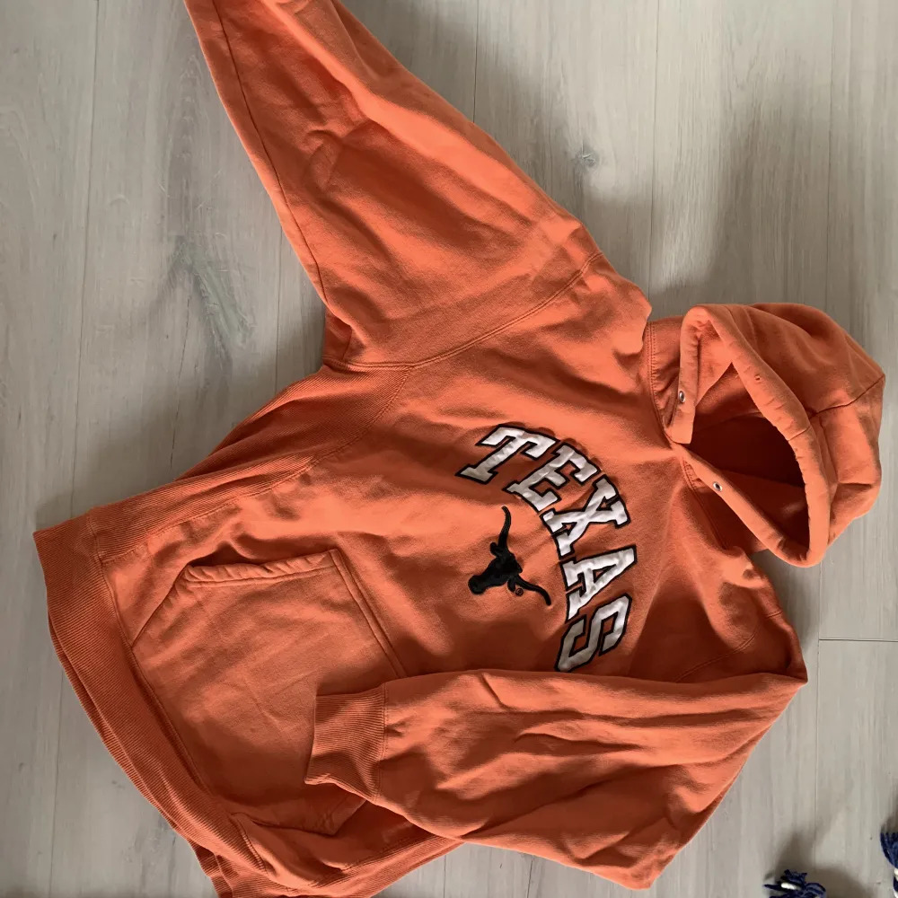 Ball hoodie med broderad text, köpt vintage. Superfin orange färg!. Hoodies.