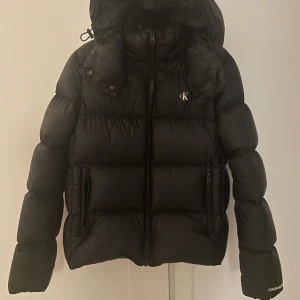 Calvin Klein jacka  - Super snygg vinterjacka från Calvin Klein💗inte så andvänd och ser typ ut som ny, ny pris är ca 2300