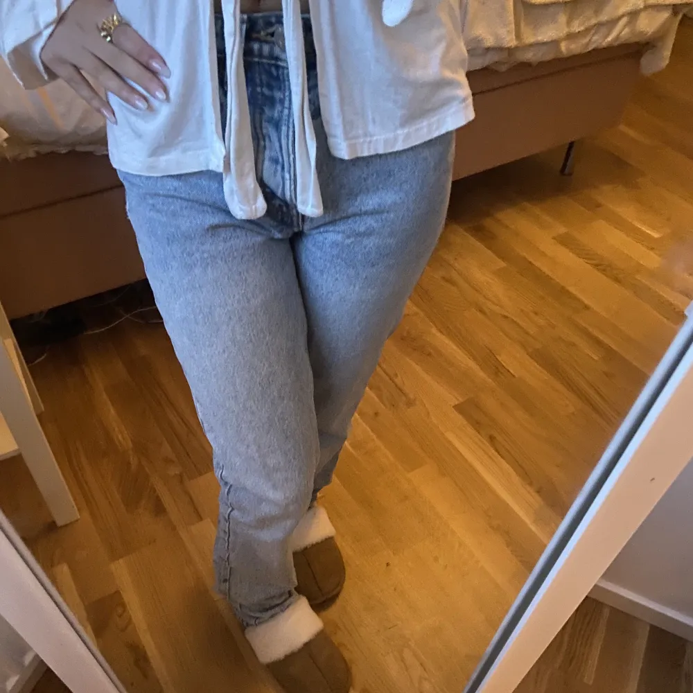 Säljer mina midwaist jeans från zara då dem är för små för mig. Dem är i strl 32 men ganska stora i sin strl. Jag skulle säga att dem typ är bootcut.. Jeans & Byxor.