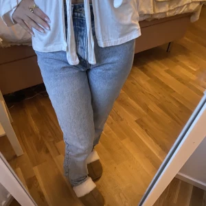 Zara midwaist jeans  - Säljer mina midwaist jeans från zara då dem är för små för mig. Dem är i strl 32 men ganska stora i sin strl. Jag skulle säga att dem typ är bootcut.