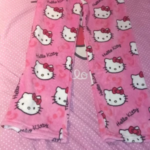 Hellokitty byxor  - Hej säljer ett par hellokitty byxor då dom kom i fel storlek har aldrig andvänt (postar inte) kan träffas i tc