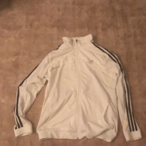 Adidas tränings zip up hoodie - Adidas zip up, använde ett fåtal gånger, lite slitage på adidas logo (bild 2)
