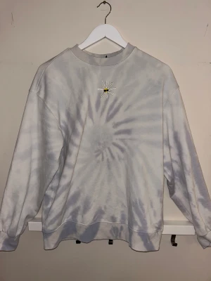 Blå Collegetröja  - Collegetröja från H&M. Använd men är i Bra skick.