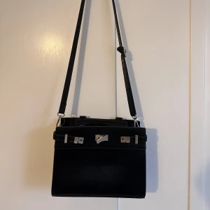 Svart väska  - Svart väska, använd få gånger.