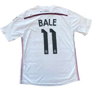 Real Madrid ”Bale” Fotbollströja  - Snygg fotbollströja, Real Madrid matchtröja med Bale på baksidan. Tröjan är från säsongen 2014/15. Ej orginal. Storlek S, Ställ gärna frågor!😊