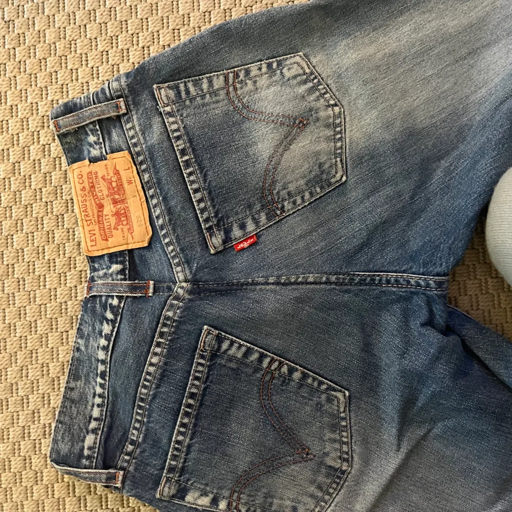 Bootcut levis jeans. w26 l 32 så passar någon med typ storlek 34 i jeans. I jättefint skick. . Jeans & Byxor.