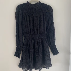 Klänning - Jätte fin klänning ifrån hm i stolek 38, men passar även 36 bra.💗 