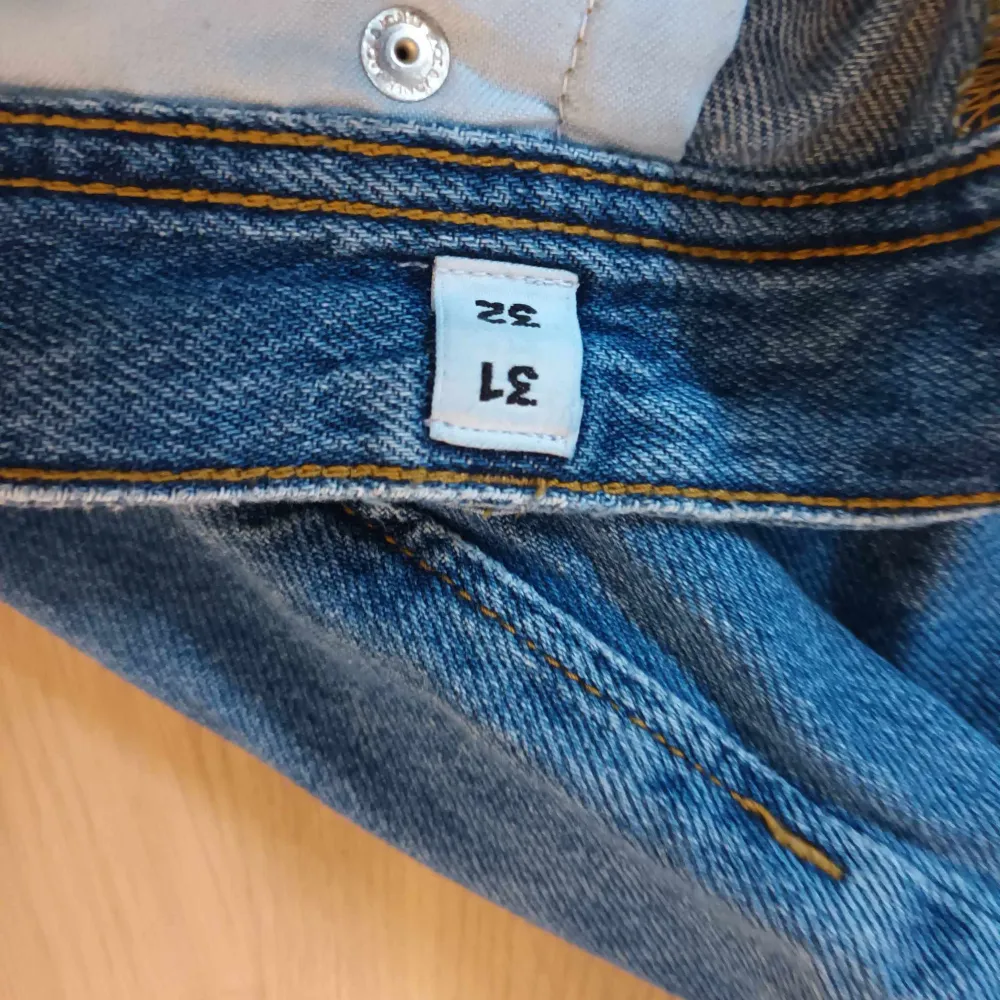 Säljer nu mina Jack&Jones byxor då de inte satt riktigt som jag ville. Storleken är 31/32 . Jeans & Byxor.