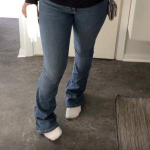 Säljer nu mina low waist jeans från zara så de inte kommer till användning, de är i storlek 34. De finns inte kvar på Zara längre🩷skriv gärna för fler frågor och funderingar🩷