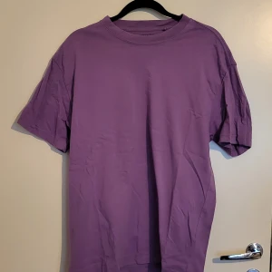 Basic Tee - Lila basic Weekday T-shirt   Strl: S, passar som M  Cond: 7/10  Dm vid ytterligare foton eller frågor!