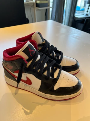 Air Jordan  - Air Jordan 1 Mid (GS) st 38,5 Endast använda enstaka gånger så nyskick!  Köpta på Restocks!