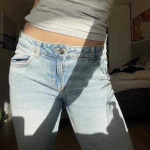 Säljer dessa lågmidjade ljusblåa bootcut jeans köpta från H&M! Sjukt snygga och passar med typ allt!😍😍