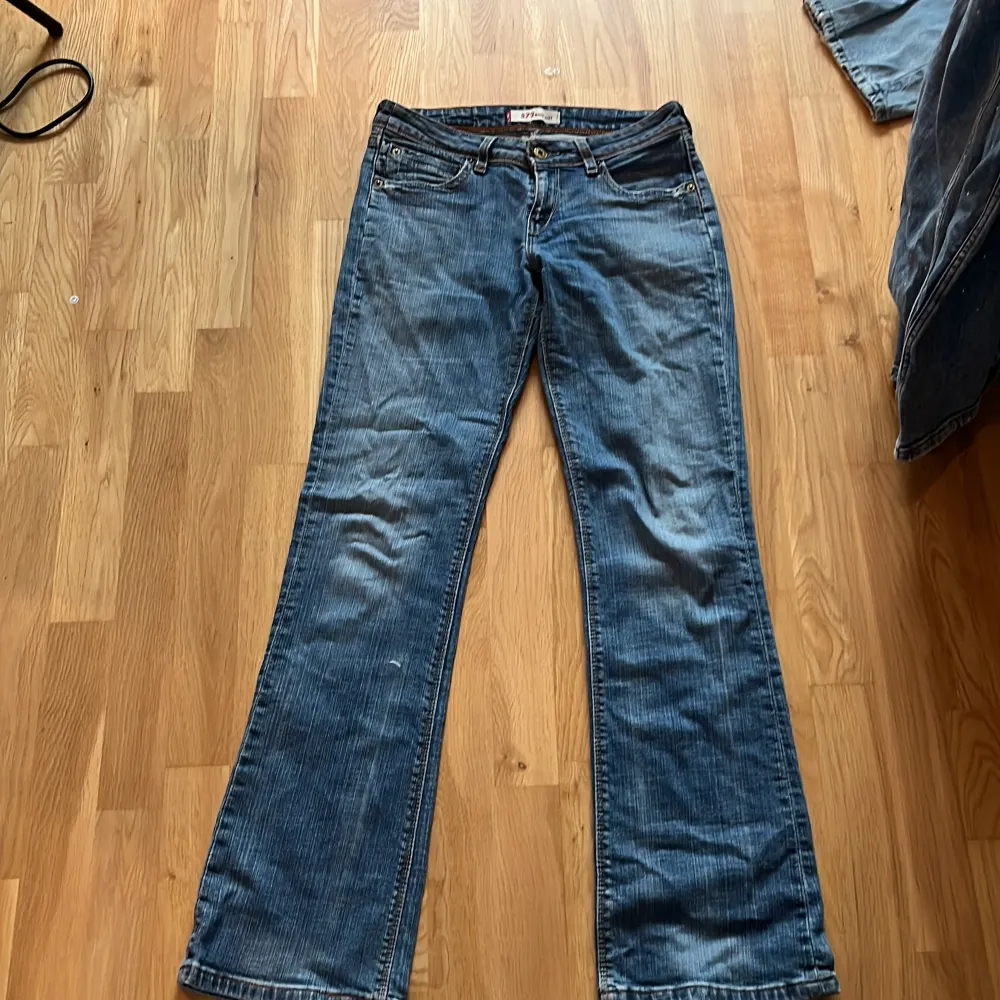 Ett par snygga lågmidjade bootcut jeans som jag säljer för 200 men köpte dem för typ 800 dem är från Levis och är rätt så använda men bra skick!. Jeans & Byxor.