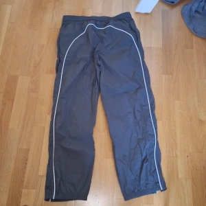 Weekday dawn track pants  - Väldigt bra skick, använd typ 2 gånger. Lös passform. Dragkedja längst ner på benen. Fickor.