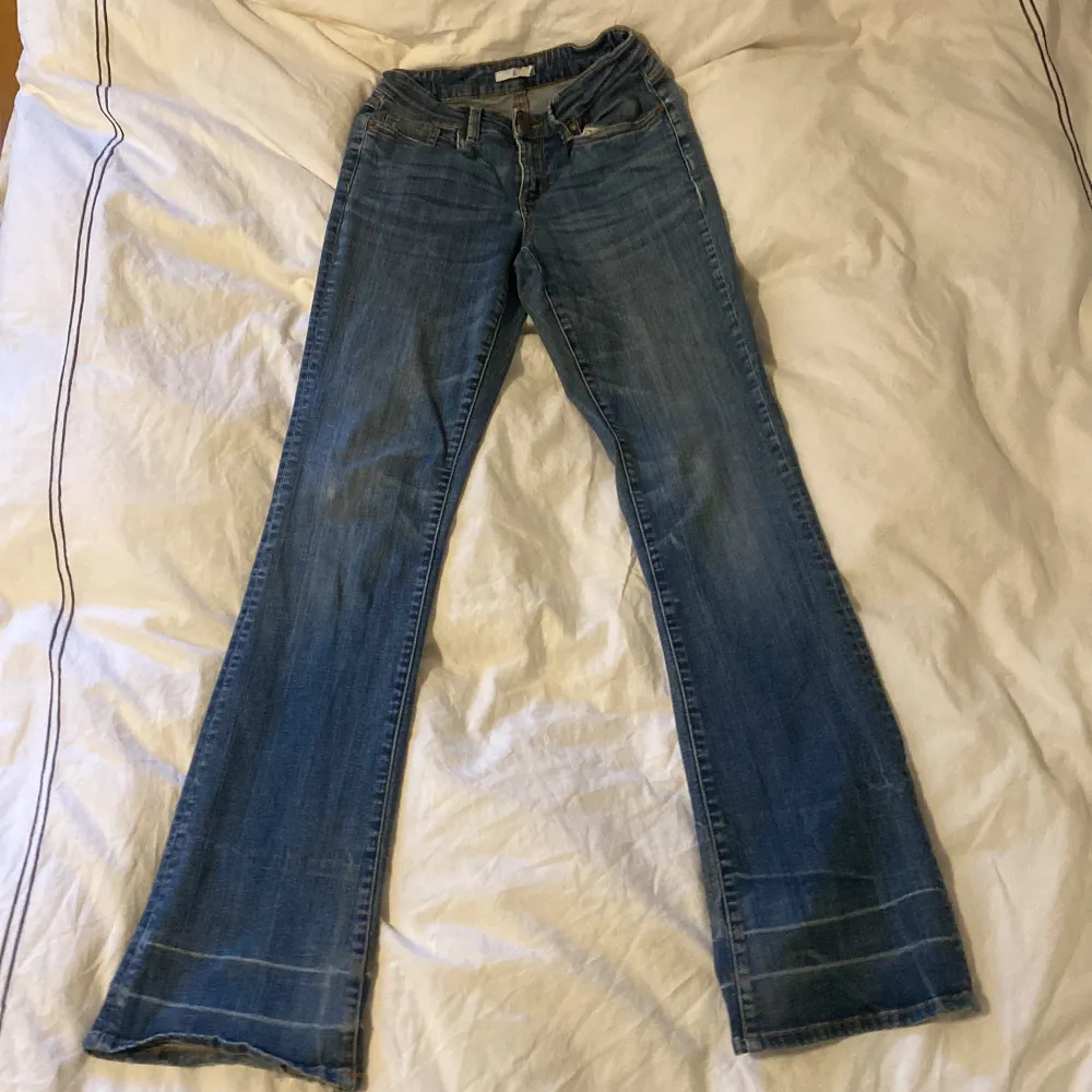 Snygga bootcut jeans från åhlens välanvänd passar nu till hösten . Jeans & Byxor.