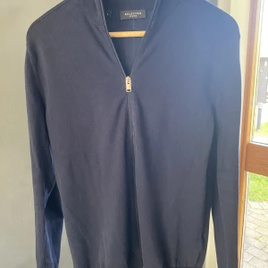 Selected Homme helzip  - Jag säljer denhär snygga mörkblåa tunnt stickade helzipen från Selected Homme då jag inte längre kan ha den då den blivit för liten. 
